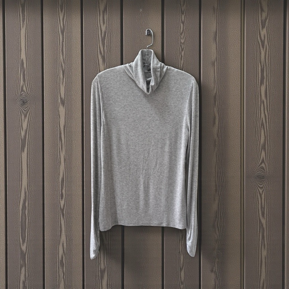 Fabletics Women’s Gray Turtleneck with Rouched Sleeve! Large!
